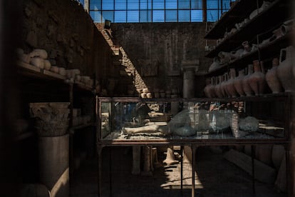 Cuerpo en el antiguo granero del fórum de Pompeya, que hoy alberga un inventario de 9.000 piezas rescatadas durante las excavaciones.