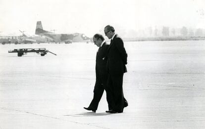 El expresidente del Gobierno Leopoldo Calvo Sotelo (d) acompañado por el expresidente de la Generalitat de Cataluña Jordi Pujol, el 29 de mayo de 1981 en la pista del aeropuerto de Barcelona, para asistir en esta ciudad a los actos de la Semana de las Fuerzas Armadas.