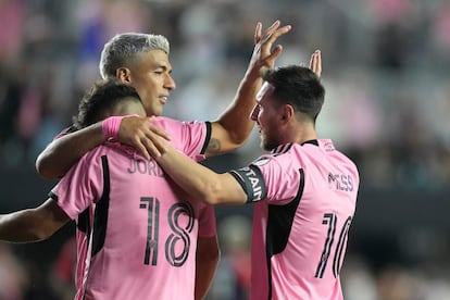 Lionel Messi (10), Jordi Alba (18) y Luis Suárez, celebran uno de los goles de este sábado.