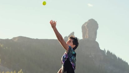 Carla Suárez ejecuta un saque durante un entrenamiento en Gran Canaria.