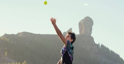 Carla Suárez ejecuta un saque durante un entrenamiento en Gran Canaria.