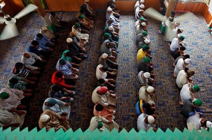 Rezo en una mezquita de Srinagar durante el mes del Ramadán.