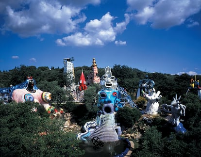 Vista general del Jardín del Tarot en la que las esculturas, algunas de ellas habitables, representan los arcanos mayores del juego adivinatorio. 