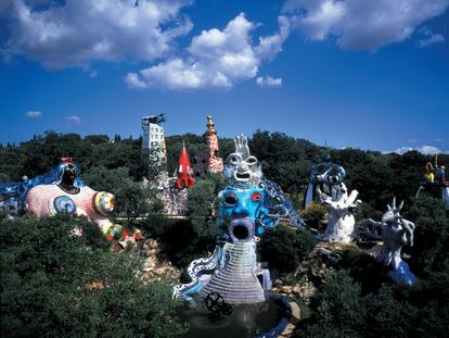 Vista general del Jardín del Tarot en la que las esculturas, algunas de ellas habitables, representan los arcanos mayores del juego adivinatorio.