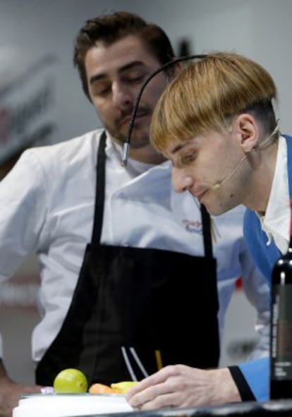 El repostero Jordi Roca y el cíborg Neil Harbisson durante la ponencia "La música de los sabores", en Madrid Fusión 2016.