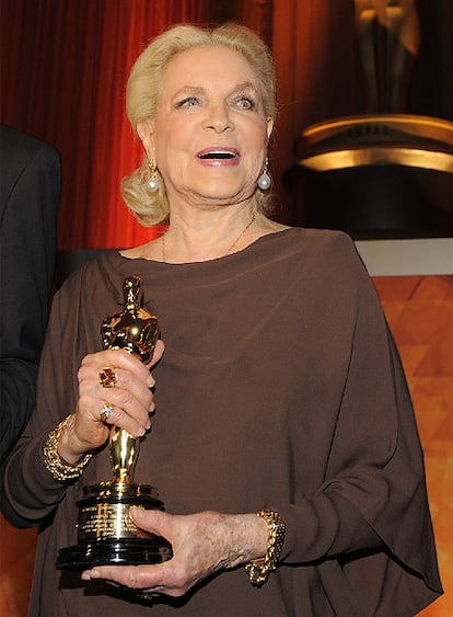 Lauren Bacall y otros grandes profesionales del cine han recibido ya sus Oscar honoríficos en una ceremonia que inaugura la carrera hacia la gala que se celebrará en marzo de 2009. Por primera vez en la historia de los Oscar, este premio se escinde de la gran ceremonia de la Academia de Hollywood. Además de Bacall, han recibido sus premios a la trayectoria profesional en una ceremonia que no ha sido retransmitida por televisión, el director y productor Roger Corman y el director de fotografía Gordon Willis. Asimismo el productor ejecutivo John Calley recibirá el galardón Irving G. Thalberg, dedicado a profesionales de ese campo.