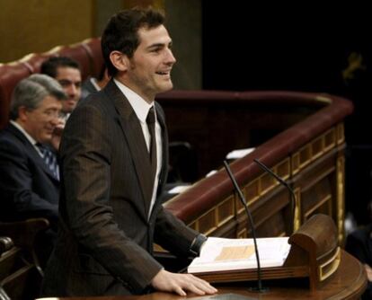 El portero del Real Madrid sonríe durante su intervención en la celebración del XXXI aniversario de la Constitución.