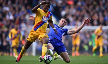 Zaha conduce ante la entrada de Cahill.