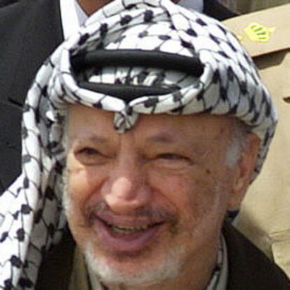Yasir Arafat nació en El Cairo, Egipto, en 1929. A lo largo de su vida sobrevivió a guerras, atentados e incluso un accidente de aviación, pero nada le detuvo en su lucha infatigable por la constitución de un Estado palestino con capital en Jerusalén. Son muchos los que le consideran un terrorista y otros tantos los que piensan que es un héroe. Con más de 30 años en el poder, vivió la caída de muchos líderes políticos, pero él siempre se mantuvo como jefe indiscutible del pueblo palestino.