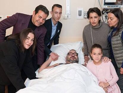 El rey Mohamed VI de Marruecos junto con sus allegados en un hospital de París.
