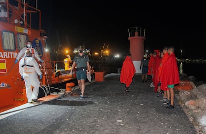 11 personas de origen argelino que viajaban en una patera, el pasado 10 de agosto en el Puerto de Motril (Granada).