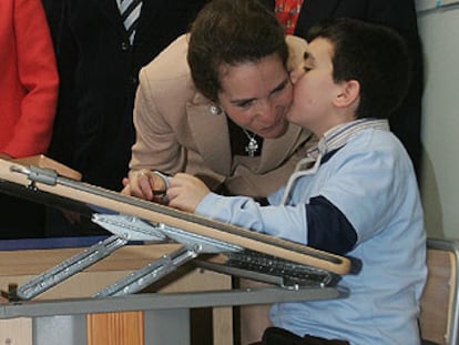 La infanta Elena besa a un alumno del centro de la ONCE.