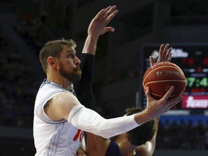 Nocioni entra a canasta frente a Tomic.