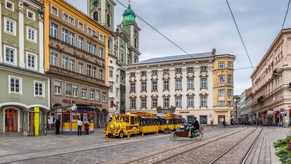 Plaza en el centro de Linz, con vista de las dos torres idénticas de la Alter Dom, en Alta Austria.