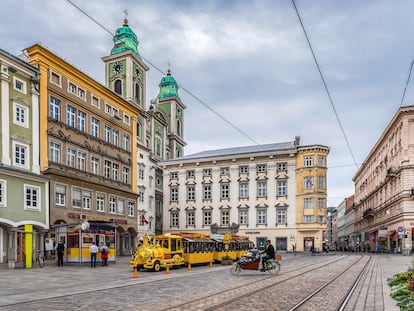 Plaza en el centro de Linz, con vista de las dos torres idénticas de la Alter Dom, en Alta Austria.