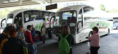 Pasajeros en la estación de autobuses de Méndez Álvaro en Madrid.