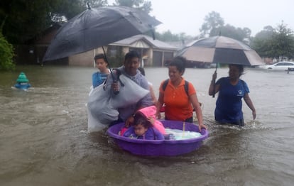 Una familia busca refugio durante el paso del huracán Harvey en Houston, Texas el 28 de agosto del 2017.