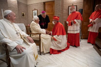 El papa Francisco y Benedicto XVI reciben a los nuevos cardenales este sábado en el Vaticano.