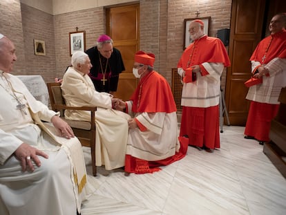 El papa Francisco y Benedicto XVI reciben a los nuevos cardenales este sábado en el Vaticano.