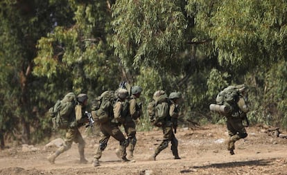 Soldados israel&iacute;es en las maniobras que simulan un enfrentamiento con Hezbol&aacute;, el lunes en los Altos del Gol&aacute;n.