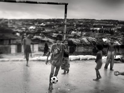 En el tiempo libre, los jóvenes se entretienen jugando al fútbol y rezan durante dos horas al día. Las impresiones de Olmo Calvo, fotógrafo 'freelance' que estuvo en Bangladés el pasado verano, son distintas: "Había colas para todo y se habían construido chozas con cañas, plástico o chapa -lo que encontraban- que estaban entre vertidos fecales. Era un caos estremecedor y completamente incontrolable", rememora.