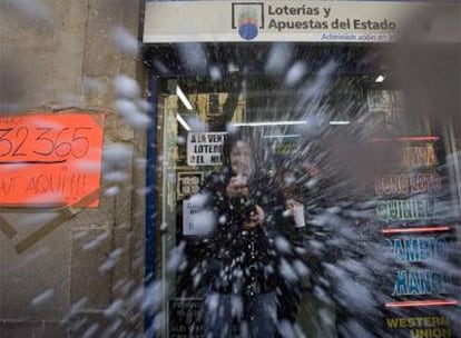 La lotera de la administración 35 de Barcelona, en las Ramblas, que vendió 128 series del <i>gordo,</i> moja con cava el premio. 
/ carm