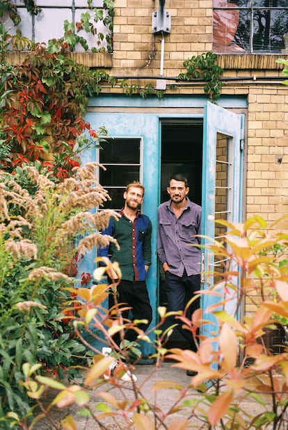 Álvaro Urbano y Petrit Halilaj en la puerta de su estudio.