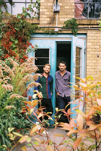 Álvaro Urbano y Petrit Halilaj en la puerta de su estudio. 