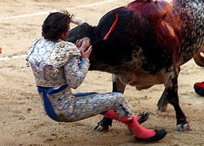 La cogida del banderillero Manolo Contreras al salir de un par de banderillas.