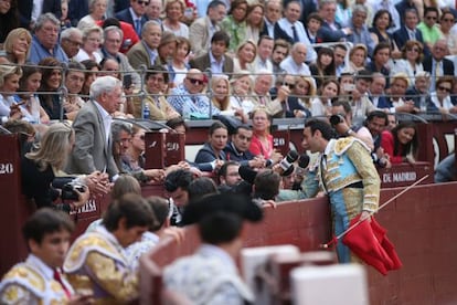 Enrique Ponce le dedica su primer toro al escritor Mario Vargas Llosa, ayer en Las Ventas.