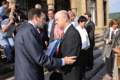 Juan José Ibarretxe y el alcalde de San Sebastián, el socialista Odón Elorza, ayer en San Sebastián.