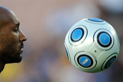 Anelka hace malabarismos con el balón durante un amistoso con el Chelsea.