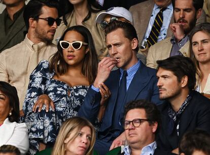 A todo el reparto de actores que se congregó en las pistas de Wimbledon se les sumaron también Tom Hiddleston y su pareja Zawe Ashton, que disfrutaron de la cita junto al resto de sus compañeros, sentados en la fila superior.