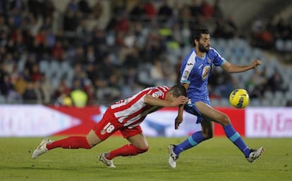 Dom&iacute;nguez, del Atl&eacute;tico, y G&uuml;iza, en un partido de 2011.