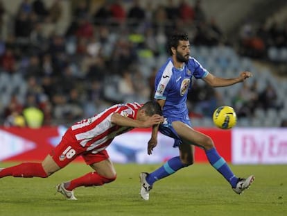 Domínguez, del Atlético, y Güiza, en un partido de 2011.