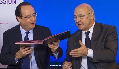 El presidente de Francia, Fran&ccedil;ois Hollande (a la izquierda) y el ministro de Empleo, Michel Sapin 