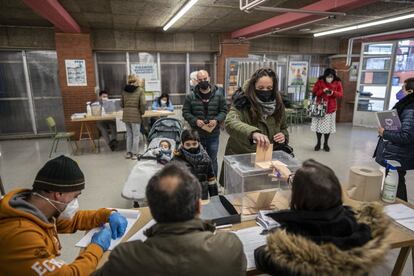 Una pareja ejercía su derecho al voto en un colegio de Valladolid.