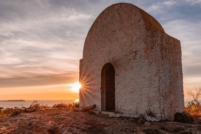 Un atardecer en la capilla de Sa talaia de Sant Antoni (Mallorca).