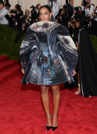 Solange Knowles, cantante al igual que su hermana Beyoncé, acudió a la gala del Met de 2015 con este vestido abstracto con forma circular, firmado por Giles Deacon.