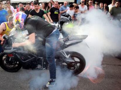 Un joven quema el neum&aacute;tico de una moto en la avenida principal de Jerez.