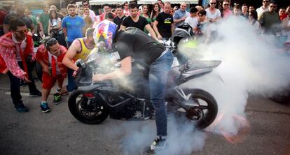 Un joven quema el neum&aacute;tico de una moto en la avenida principal de Jerez.