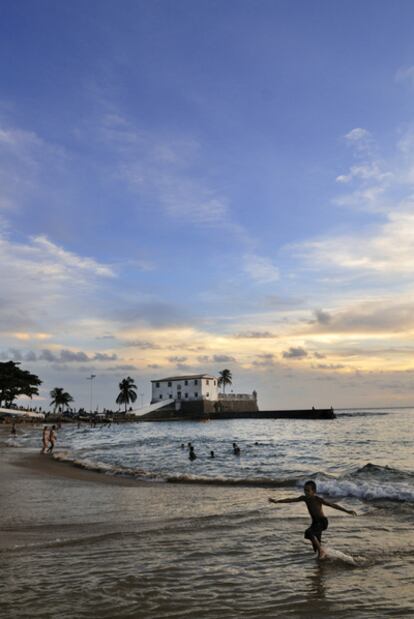 Atardecer en la playa de Porto da Barra, en Salvador de Bahía (Brasil).