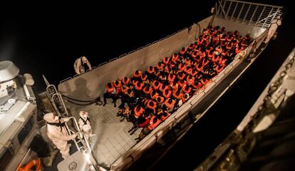 Una lancha de la marina italiana llena de inmigrantes se acercan al barco 'Aquarius' el pasado junio