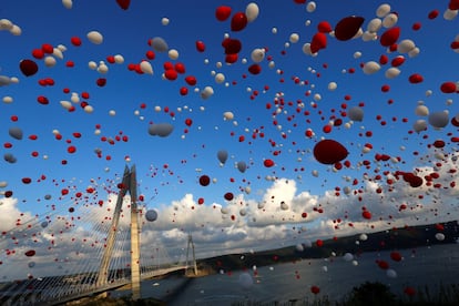 Globos rojos y blancos liberados en la ceremonia de apertura del nuevo puente Yavuz Sultan Selim en Estambul (Turquía).