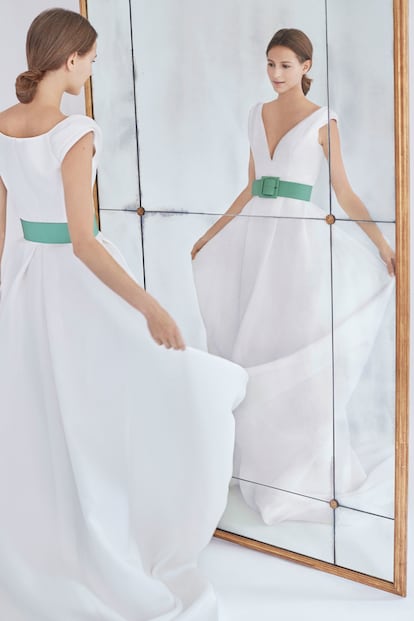 Carolina Herrera apuesta por romper el blanco introduciendo un toque de color en los complementos.