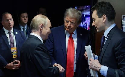 El presidente ruso, Vladímir Putin, y el homólogo estadounidense, Donald Trump, antes de la rueda de prensa en Anchorage (Alaska), el viernes. 