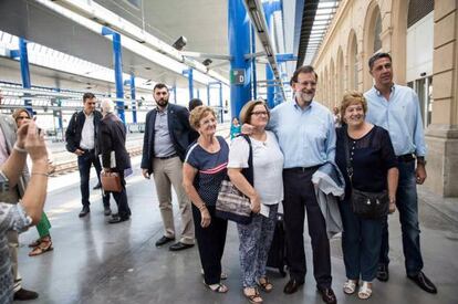 Mariano Rajoy y Xavier García Albiol en la estación del AVE de Lleida el pasado 13. Tras ellos, el socialista Pedro Sánchez habla con Josep Borrell.