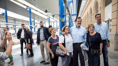 Mariano Rajoy i Xavier García Albiol a l'estació de l'AVE de Lleida el 13 de setembre. Després d'ells, el socialista Pedro Sánchez.