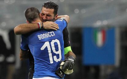 Gianluigi Buffon y Leonardo Bonucci, depués de que Italia perdiera la clasificación para el Mundial 2018.