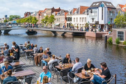 Terraza junto a un canal del Rin, en Leiden (Países Bajos).